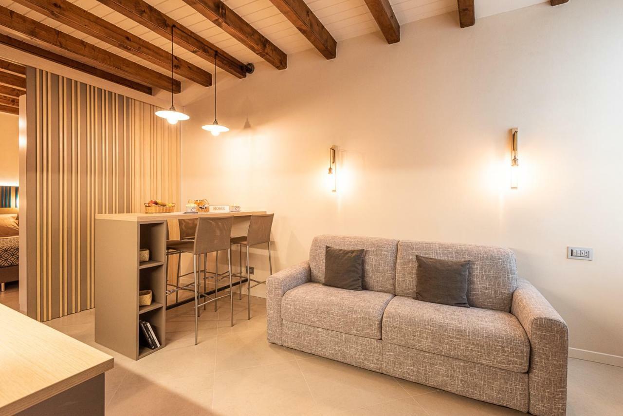 Dreamy Apartment Tre Corone Old Town เดเซนซาโนเดลการ์ดา ภายนอก รูปภาพ