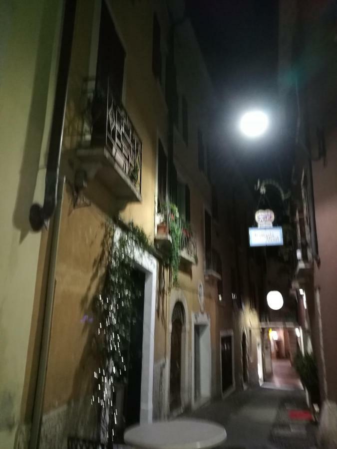 Dreamy Apartment Tre Corone Old Town เดเซนซาโนเดลการ์ดา ภายนอก รูปภาพ